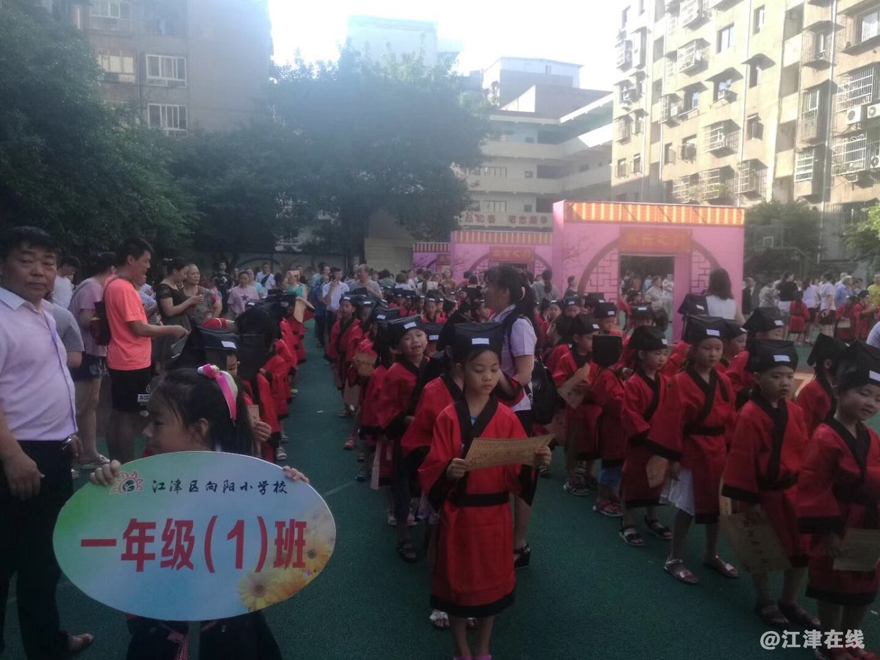 江津百年老校:向阳小学每位新生家长都要牵着孩子,从三道门鱼贯而入.