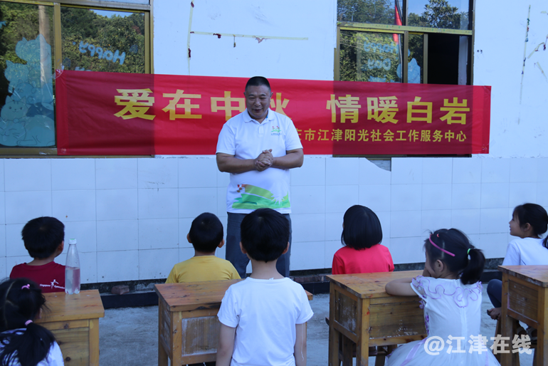 图片描述：理事长左军与孩子们互动.png