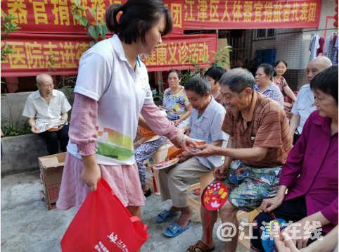 图为给老人们分发月饼.png