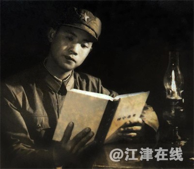 ２军营里的父亲.jpg