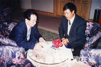 10父亲向聂荣贵汇报工作.png