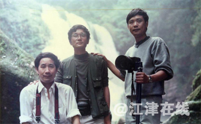 11父亲与新华社记者为四面山创五A采风.png