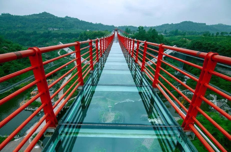 长春北湖玻璃廊桥图片