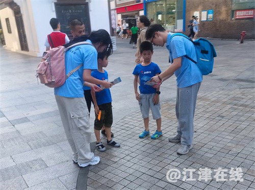 6 图为团队成员正在对街道居民进行长江生态保护宣传.jpg